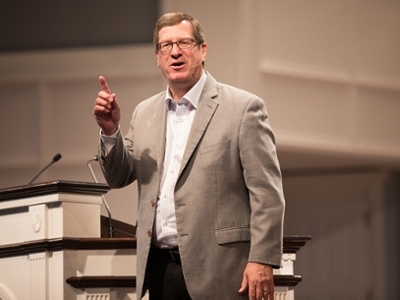 Lee Strobel addresses students in Chapel