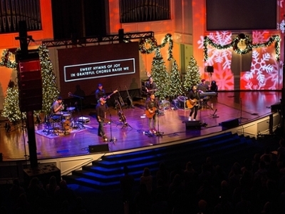 Shane & Shane and Phil Wickham perform in front of the audience in Pilgrim Chapel